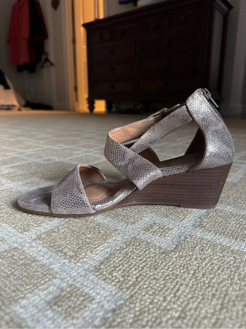 Sofft Metallic Snakeskin Leather Strappy Wedge Sandals Taupe Size 9.5